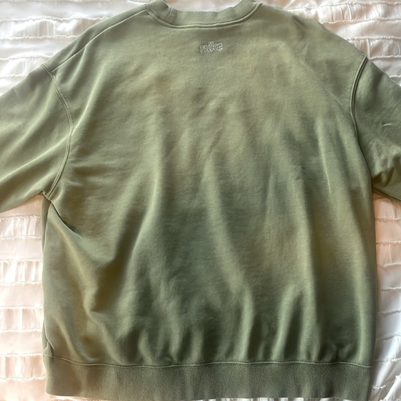 green nike crewneck 🫶🏼 - Picture 4 of 8